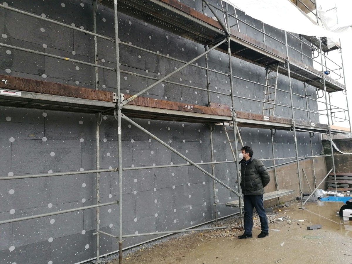 Visita de Gregorio Agís a las obras del pabellón de A Seca y el gimnasio municipal de Poio