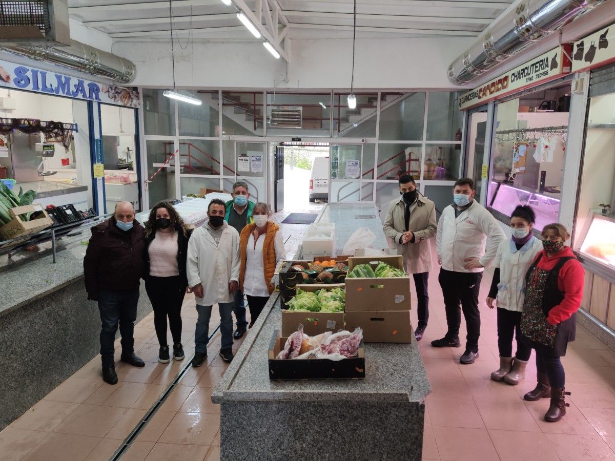 Comerciantes de la plaza de abastos de Ponte Caldelas entregan alimentos a las familias desfavorecidas del municipio