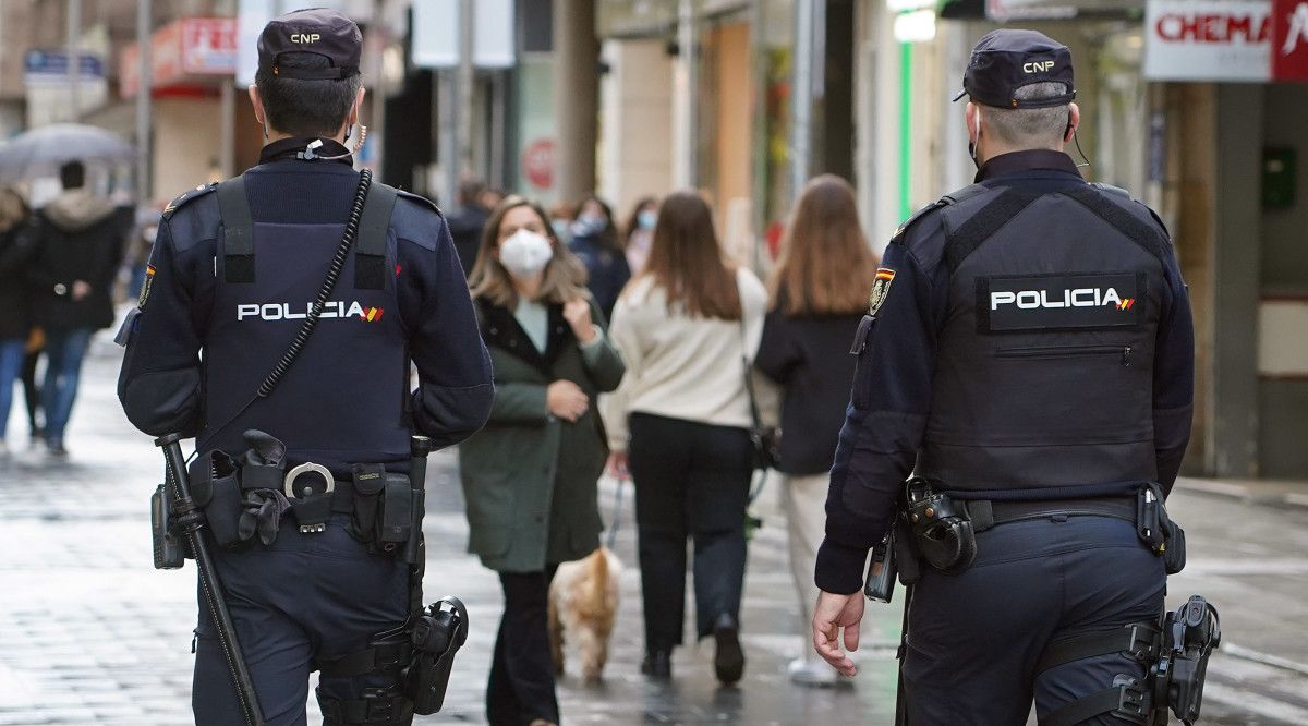 Agentes de la Policía Nacional realizan el operativo 'Comercio Seguro' en Pontevedra