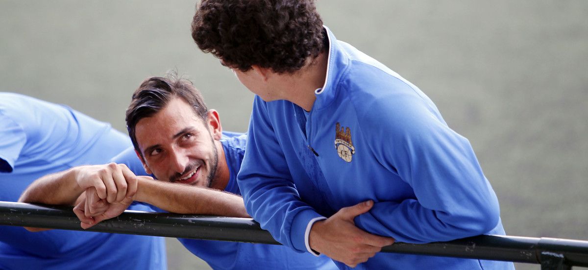 Pablo Carnero, sonriente, charla con Tomás durante un entrenamiento en A Xunqueira