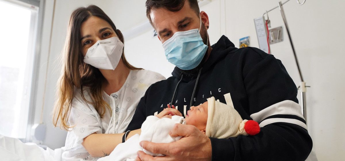 Tristan, primeiro bebé do ano 2021 en Pontevedra, cos seus pais, Silvia e Jorge