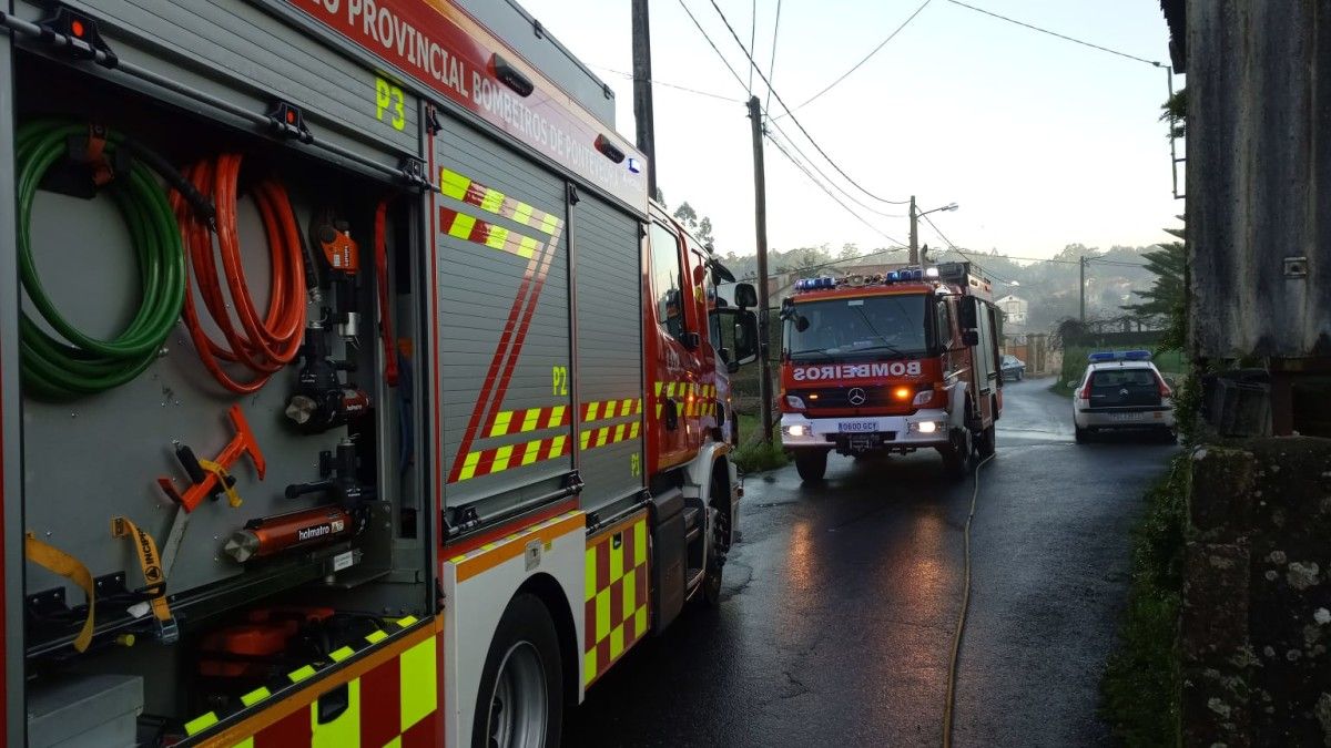 Actuación de los Bomberos del Salnés y Emerxencias de Sanxenxo en un incendio en Meaño