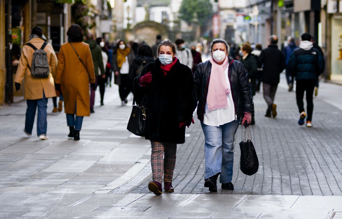 Gente paseando por la calle con mascarilla