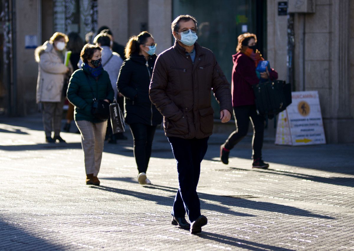 Persona con mascarilla en una calle de Pontevedra