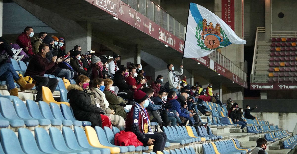 Público en Pasarón en el partido de Copa del Rey entre el Pontevedra y el Cádiz