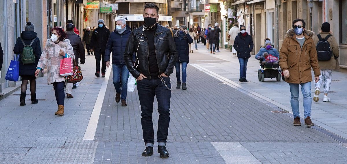 Personas con mascarilla en el centro de Pontevedra