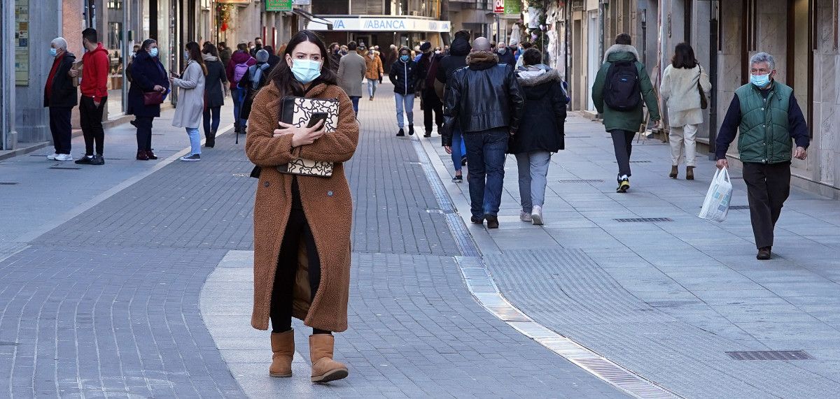 Personas paseando con mascarilla en Pontevedra