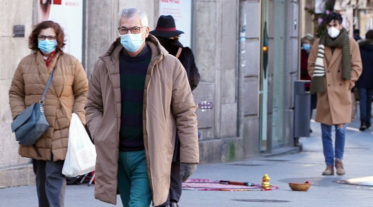 Gente paseando con mascarillas en Pontevedra