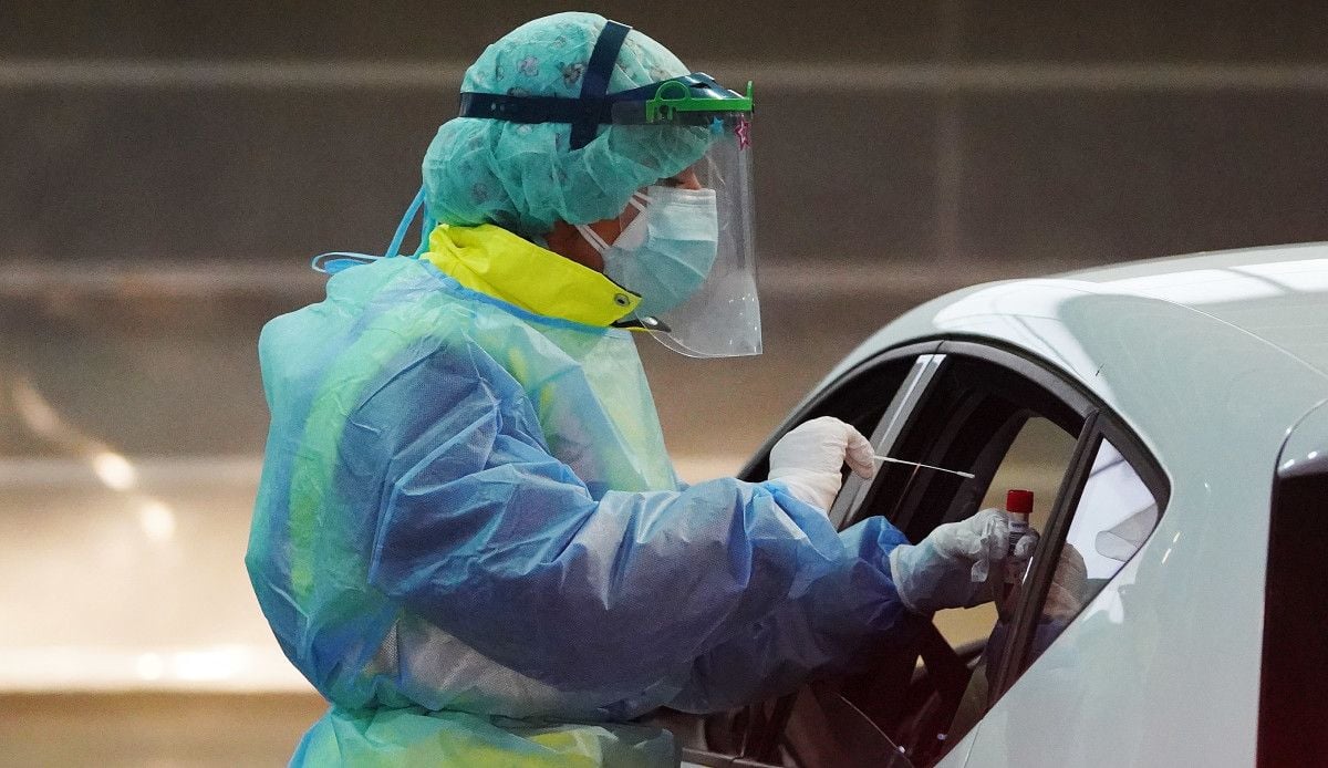 Realización de un test PCR en el Recinto Ferial