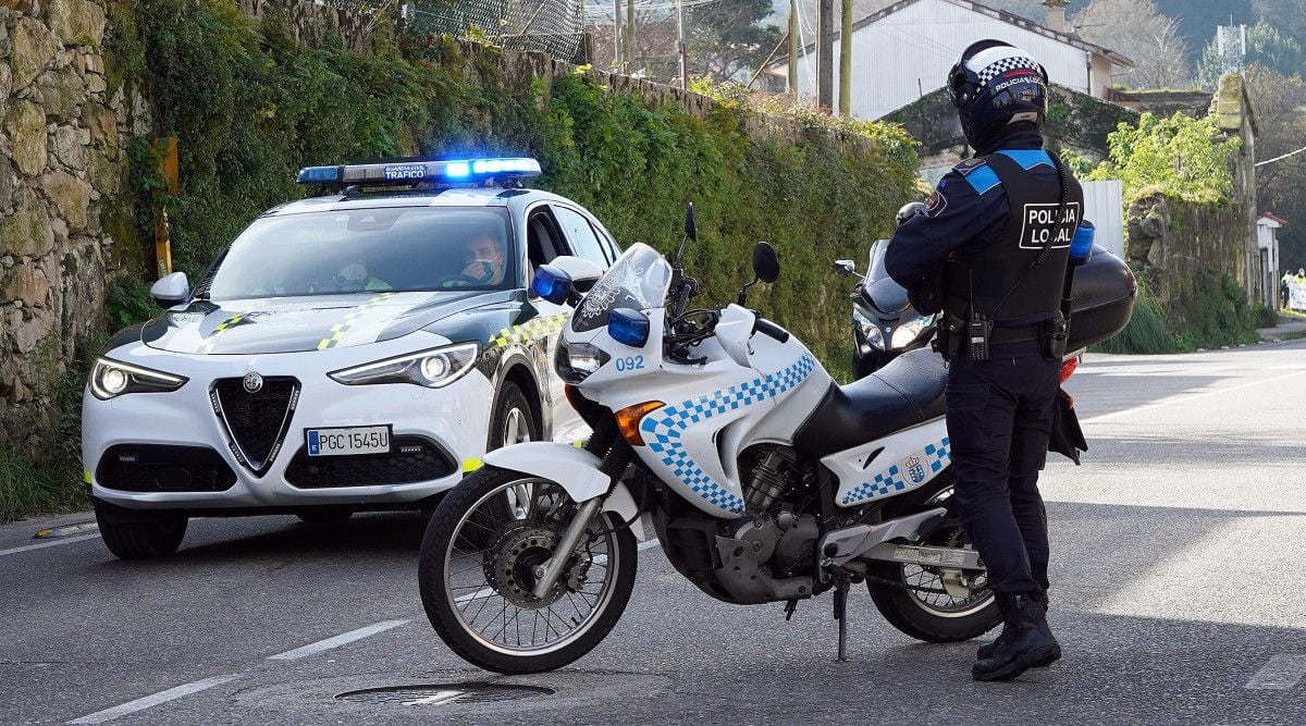 Vehículos de la Guardia Civil y de la Policía Local de Pontevedra