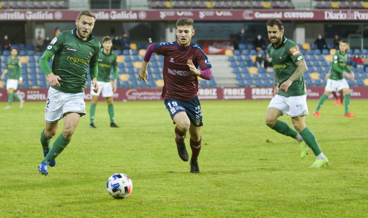 Diego Seoane (izquierda) en el partido entre Pontevedra y Racing de Ferrol en Pasarón 