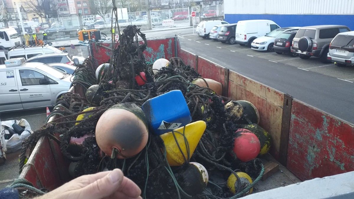 Retirada de basura submarina en la dársena de Placeres impulsada por la Autoridad Portuaria