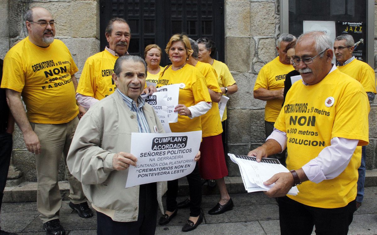 Miembros de la plataforma anti crematorios a las puertas del Pleno municipal