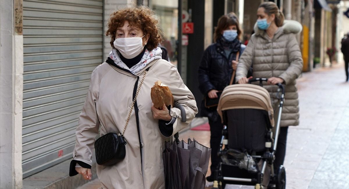 Personas con mascarilla en el centro de Pontevedra