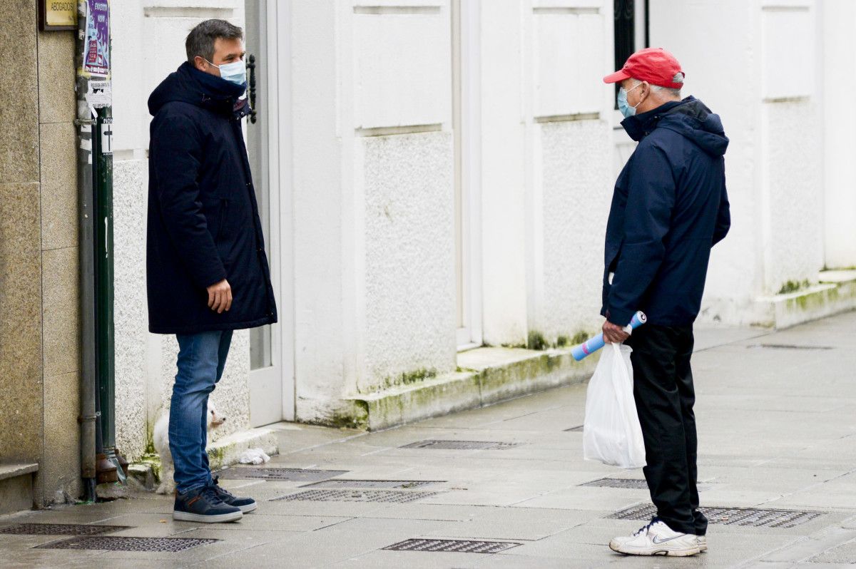 Personas con mascarilla en una calle de Pontevedra