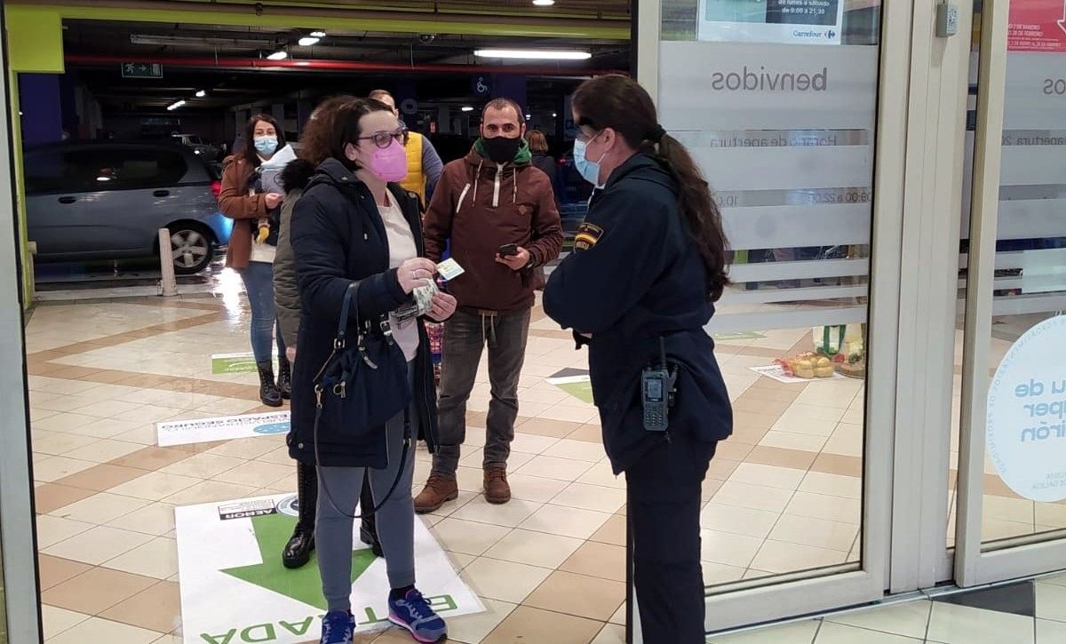 Control de la Policía Nacional en un centro comercial