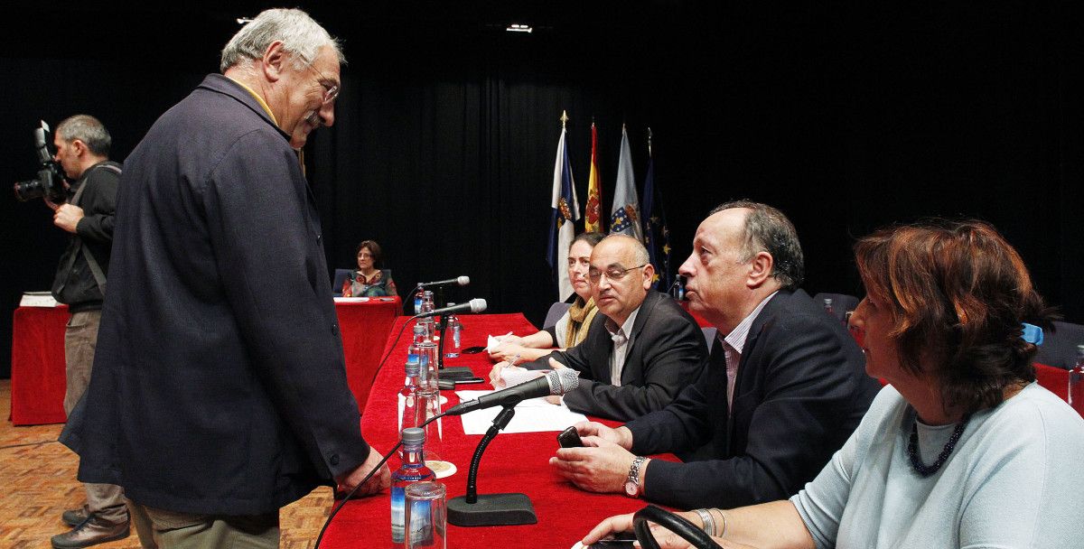 César Mosquera dialoga con el grupo socialista antes del Pleno Municipal