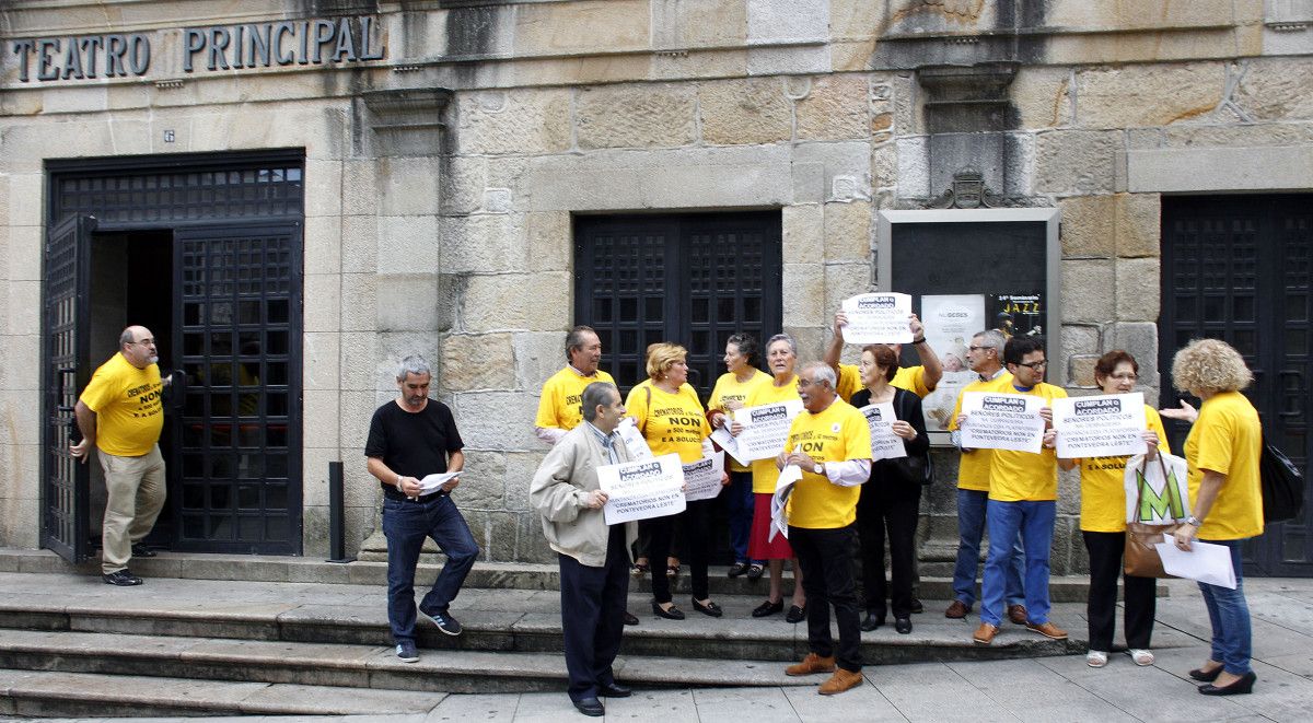 Miembros de la plataforma anti crematorios a las puertas del Pleno municipal