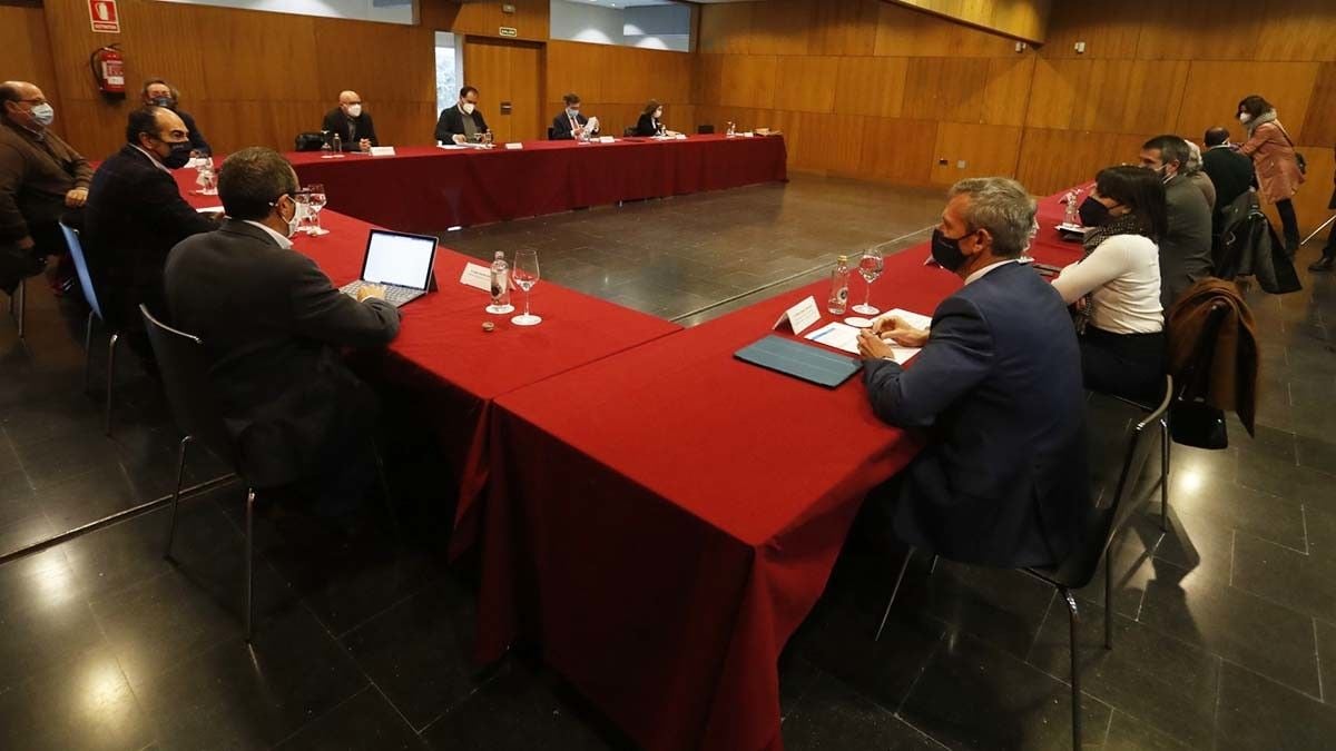 Reunión entre la Xunta, las diputaciones y la Fegamp por las ayudas de la covid-19