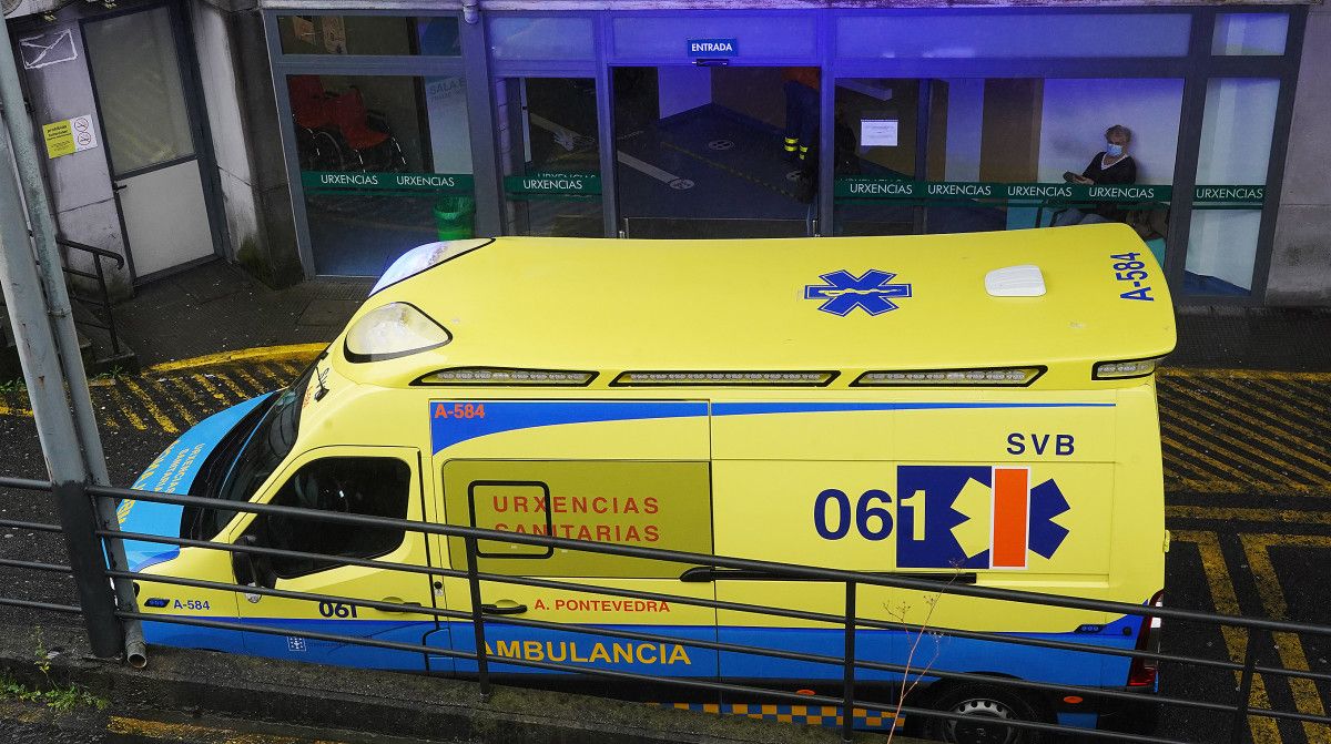 Ambulancia delante del servicio de Urgencias de Montecelo