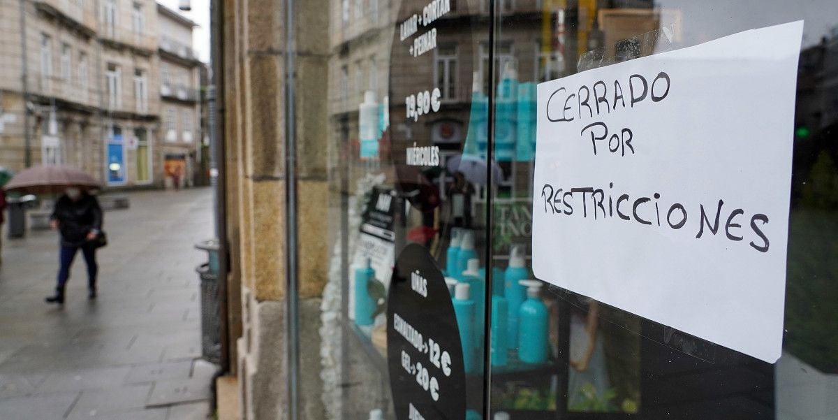 El comercio local de Pontevedra acata el cierre adelantado con una mezcla de enfado y resignación