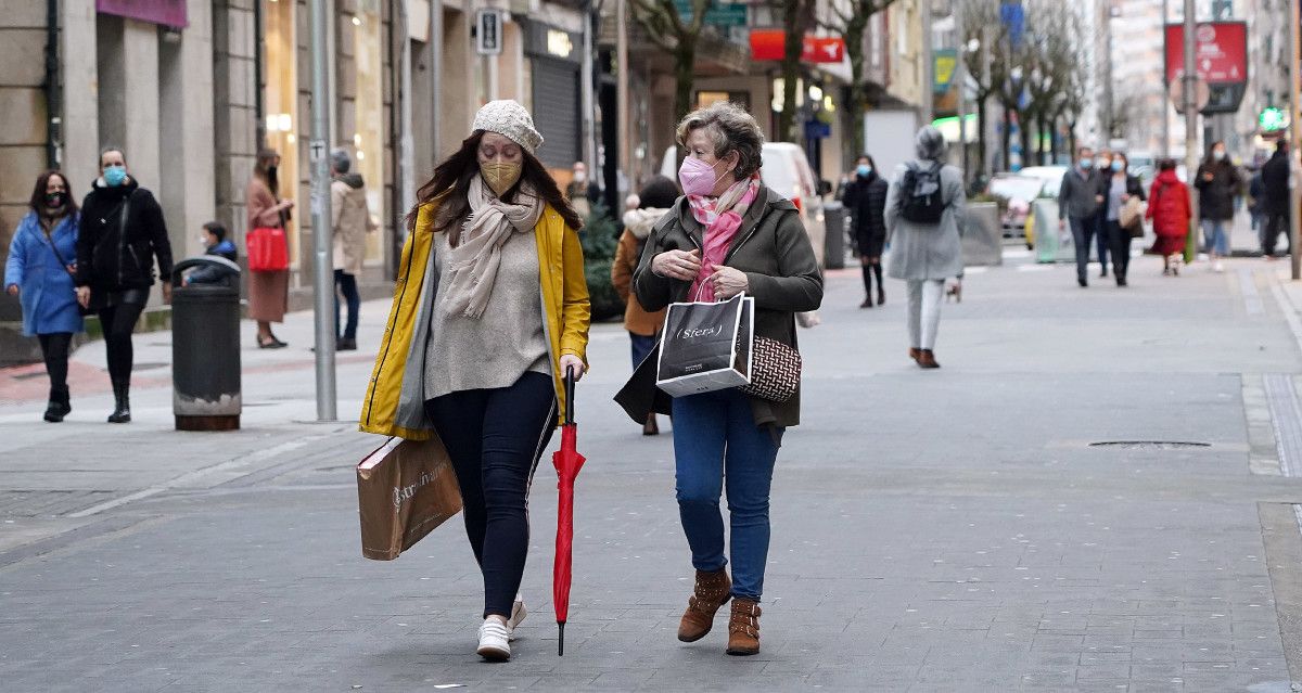 Gente con mascarillas por Pontevedra