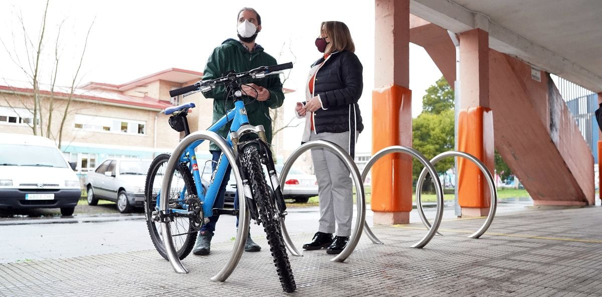 El colegio A Xunqueira 2 estrena un aparcamiento para bicicletas