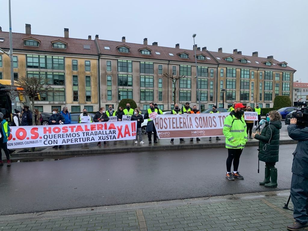 Manifestación de los hosteleros de toda Galicia por las calles de Santiago para pedir un rescate