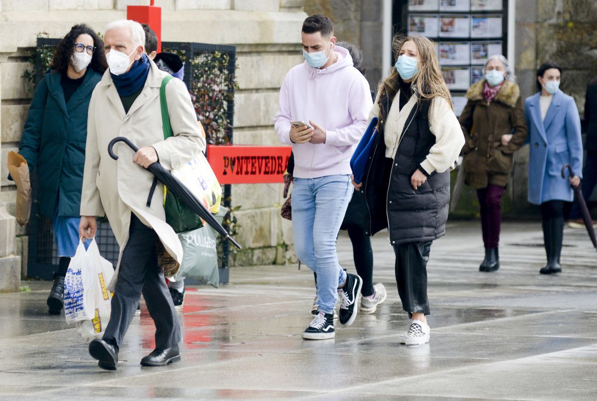 Gente con mascarillas por Pontevedra