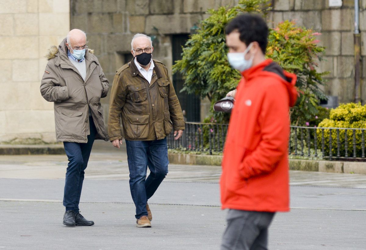 Gente con mascarillas por Pontevedra