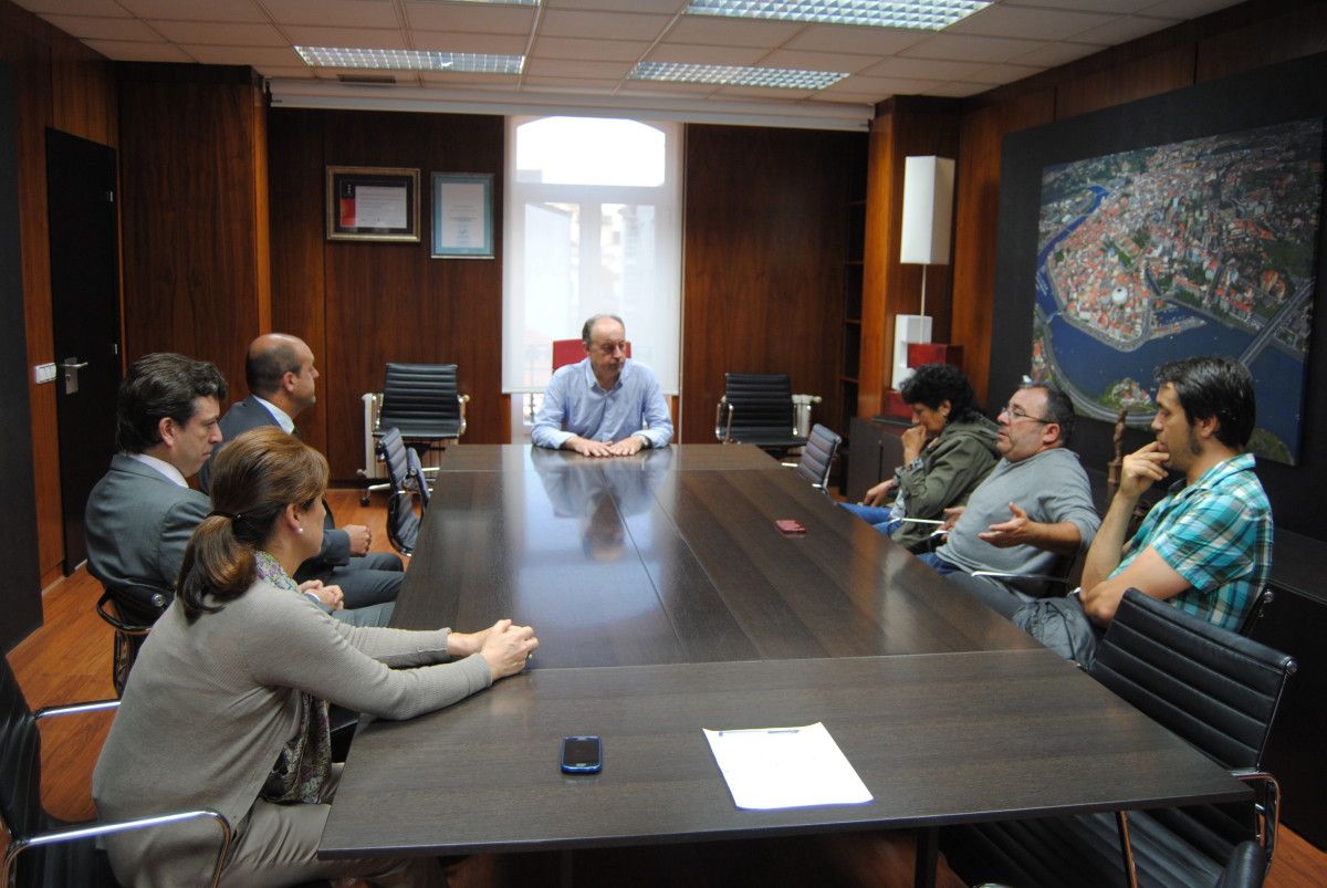 Reunión de los comerciantes de Santa Clara con el concejal de Urbanismo, Antón Louro