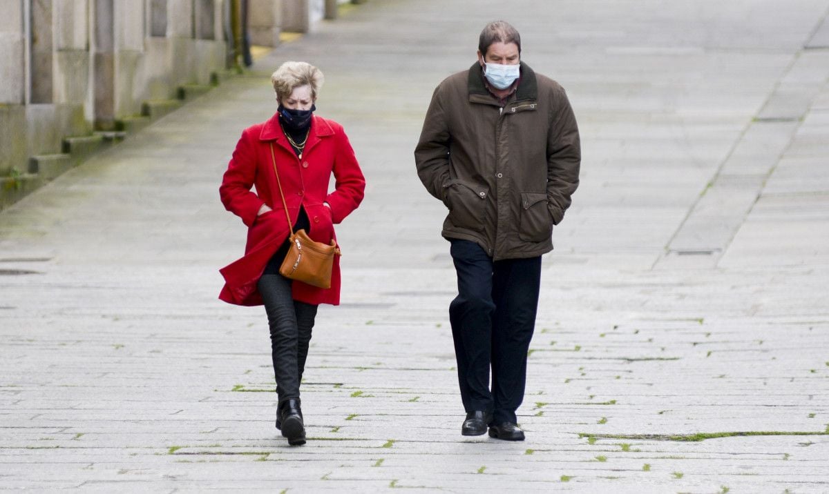 Gente paseando en Pontevedra con mascarillas 