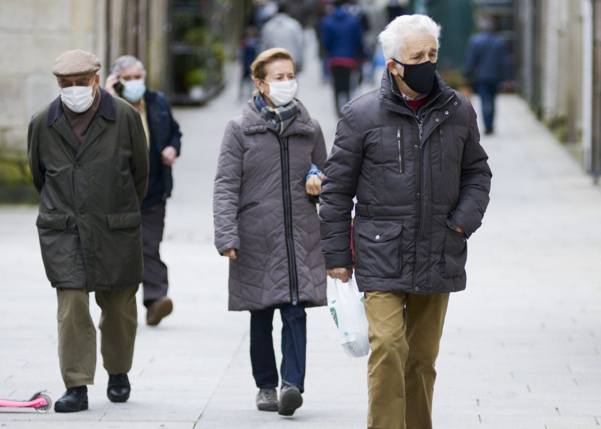 Gente paseando con mascarillas en Pontevedra