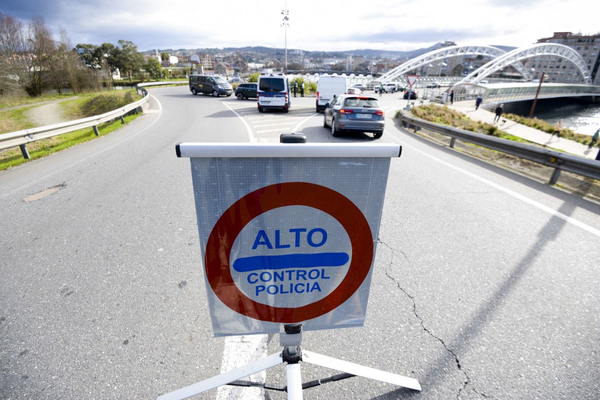 Control da Policía Local de Pontevedra na ponte das Correntes o sábado 6 de febreiro