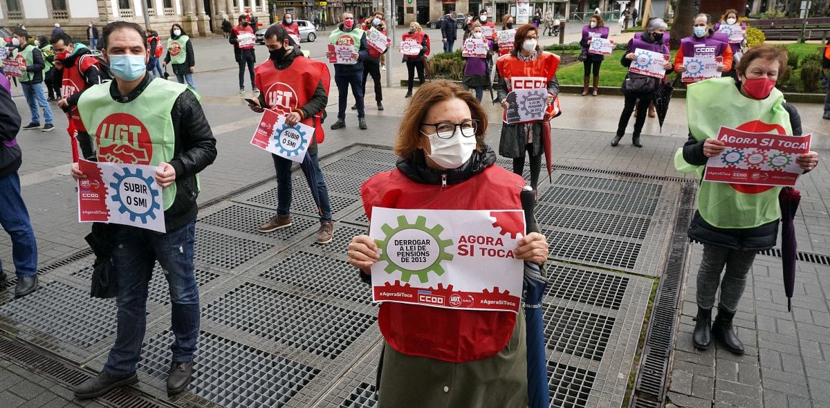 Concentración de CCOO y UGT ante la Subdelegación del Gobierno