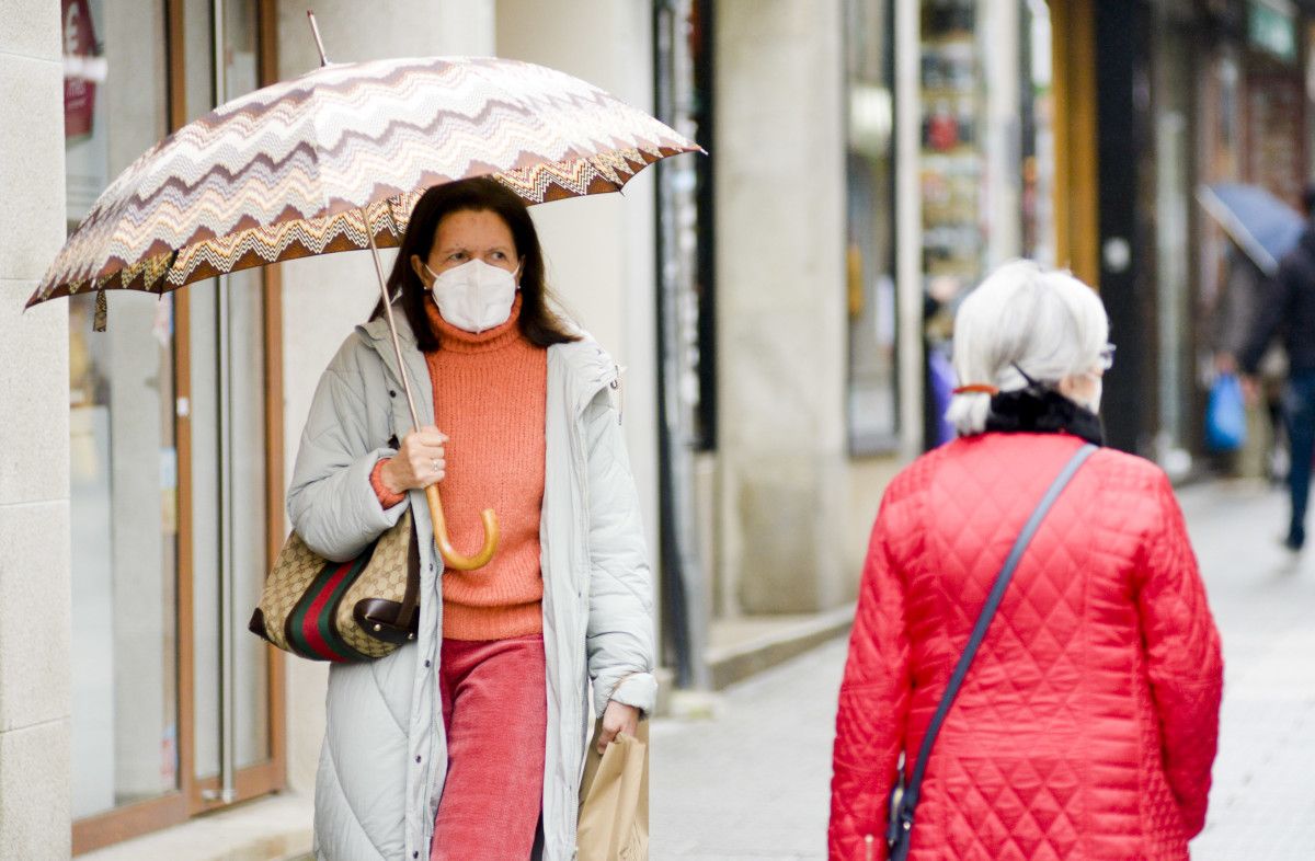 Gente paseando con mascarillas en Pontevedra