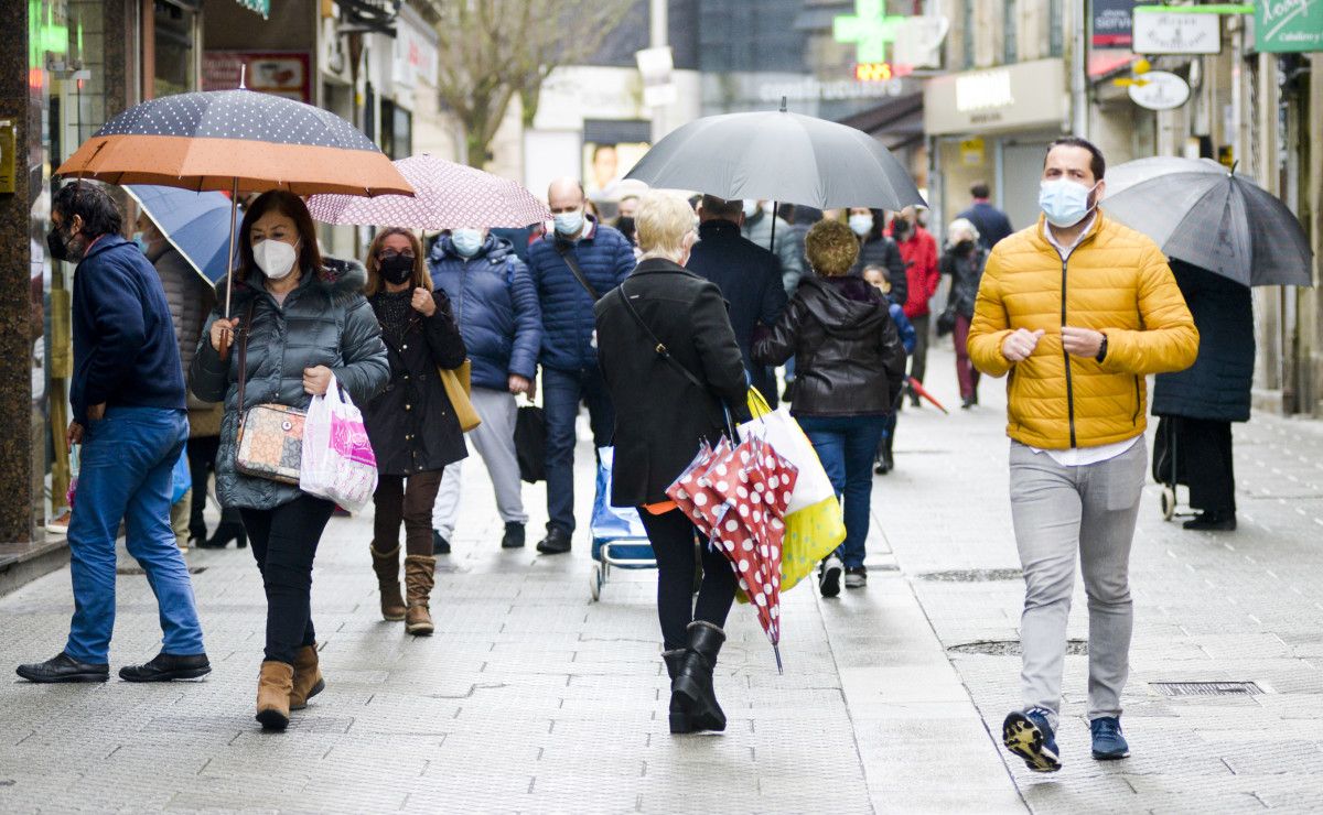 Gente paseando con mascarillas en Pontevedra