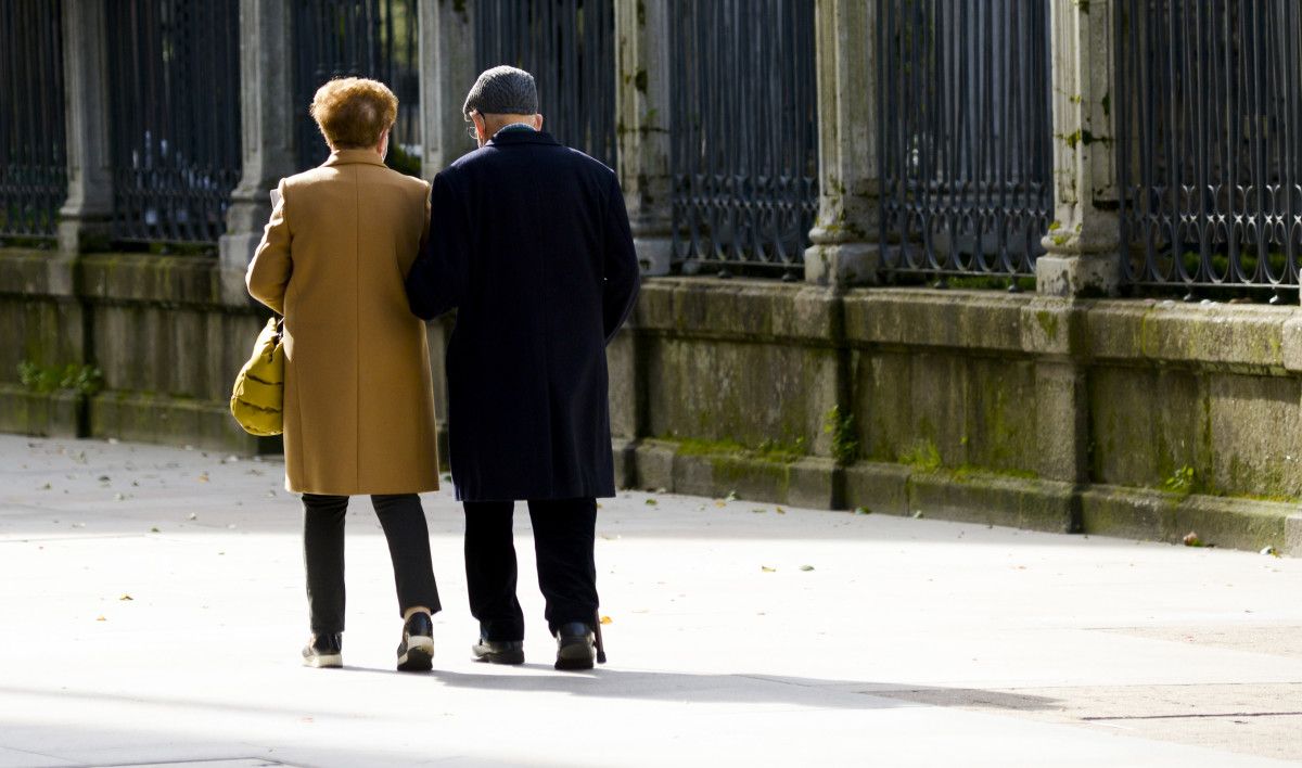 Pareja de ancianos paseando con mascarilla por Pontevedra