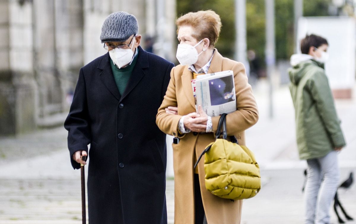 Gente paseando con mascarillas en Pontevedra