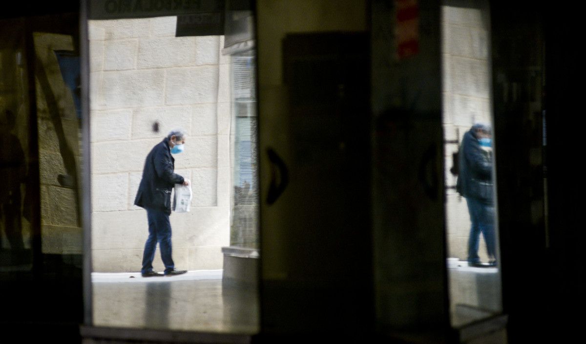 Persona con mascarilla en una calle de Pontevedra