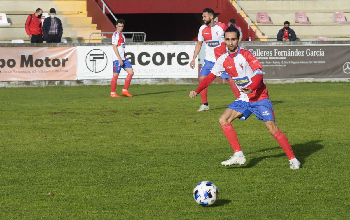 Partido entre el Arosa y el Pontellas en A Lomba