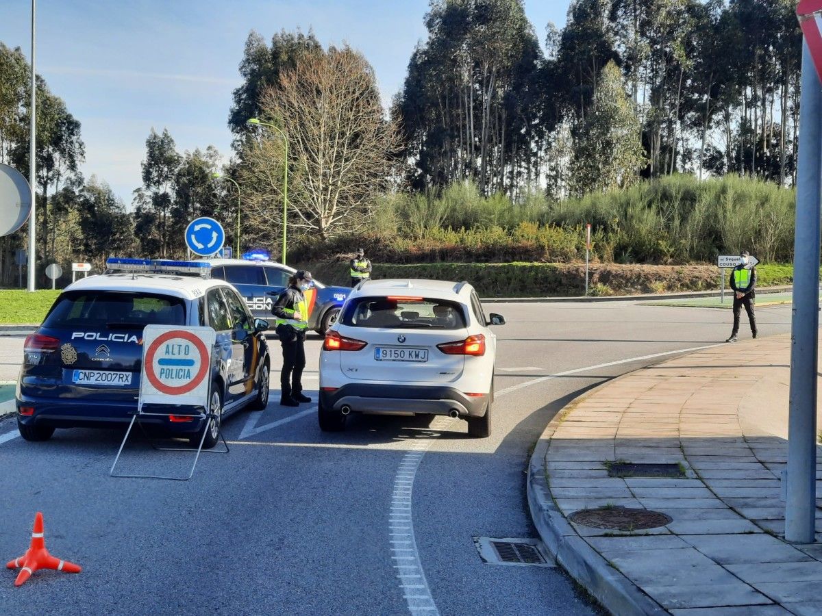 Control de la Policía Nacional cerca del límite entre Pontevedra y Barro