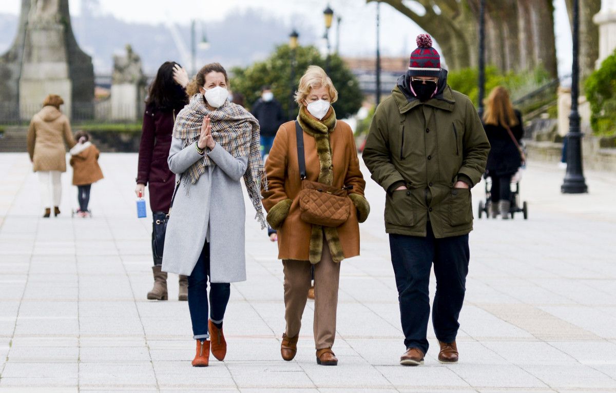 Gente paseando con mascarillas en Pontevedra