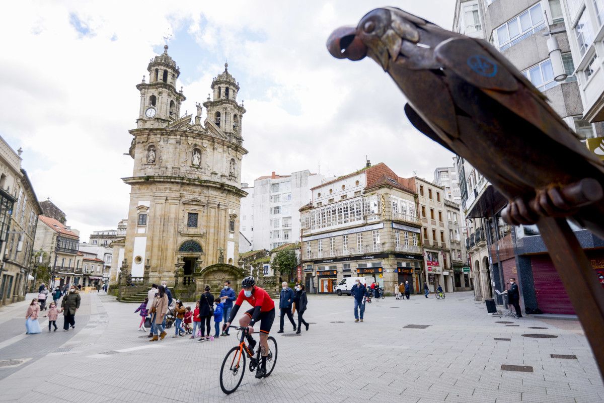 Gente paseando con mascarilla junto a la Peregrina