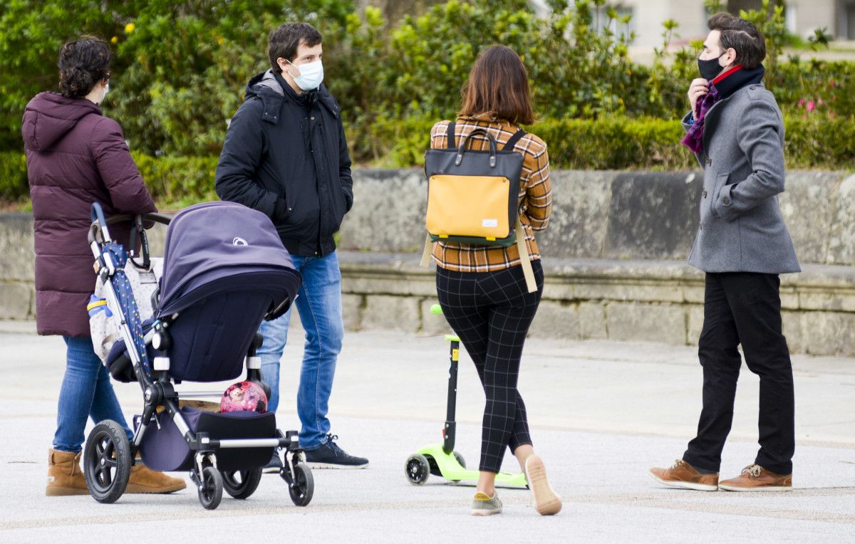 Gente paseando con mascarillas en Pontevedra