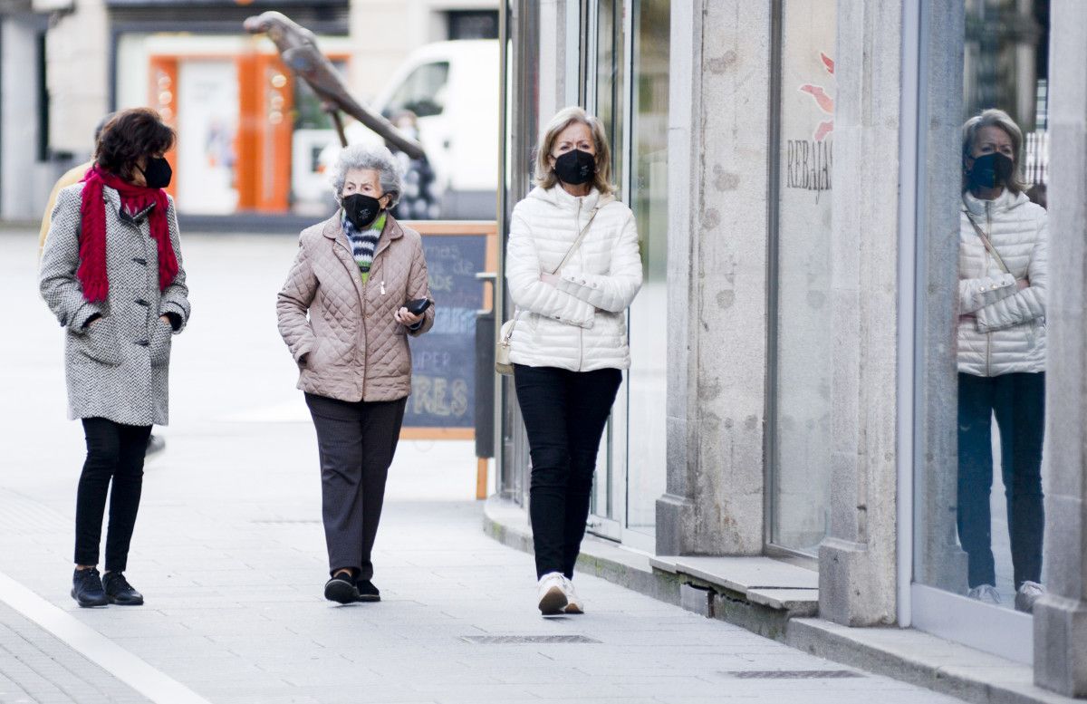 Gente paseando con mascarillas en Pontevedra