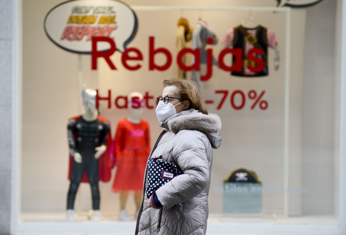 Mujer paseando con la mascarilla por Pontevedra