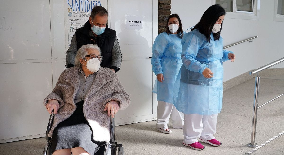 Primera jornada de vacunación a mayores de 80 años en el ambulatorio Virgen Peregrina 