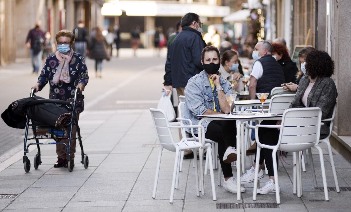 Gente con mascarillas por Pontevedra