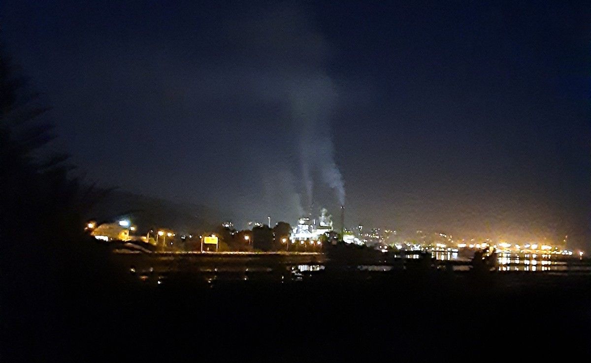 Imagen nocturna de la fábrica de Ence en Lourizán